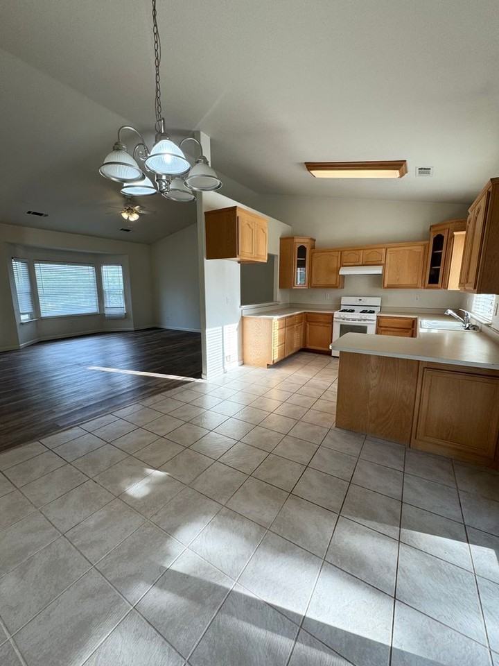 19692 Freshwater Dr - Photo 7 of 17