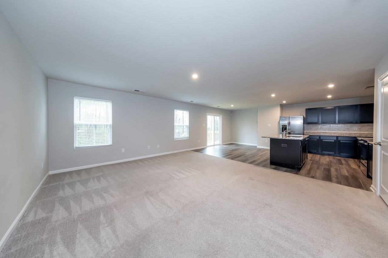 1005 Marquis Pkwy - Photo 2 of 13