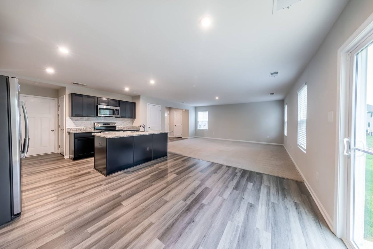 1005 Marquis Pkwy - Photo 3 of 13