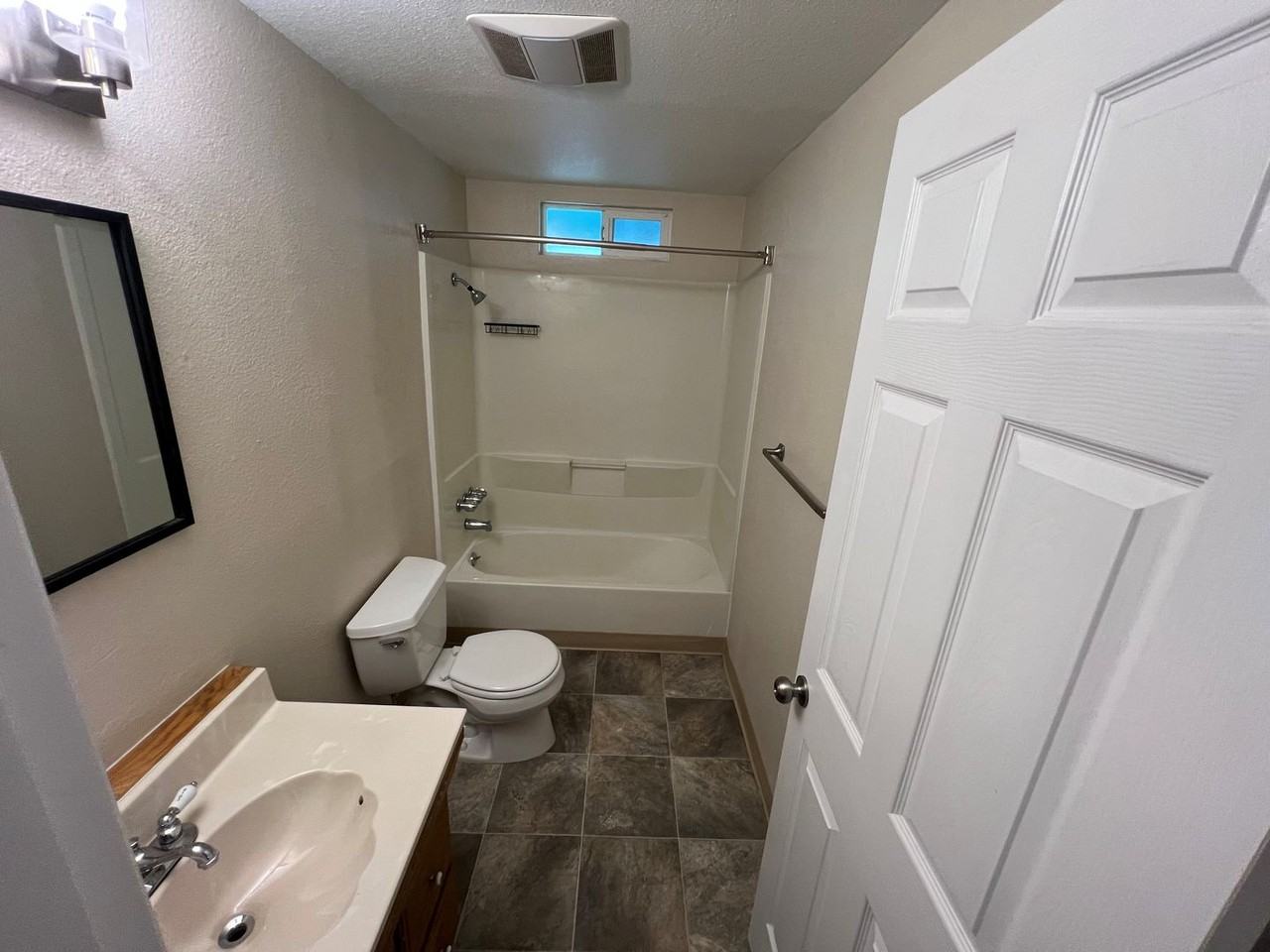 484 Limnell St - Photo 2 of 8