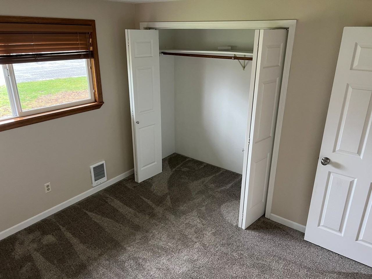 484 Limnell St - Photo 3 of 8