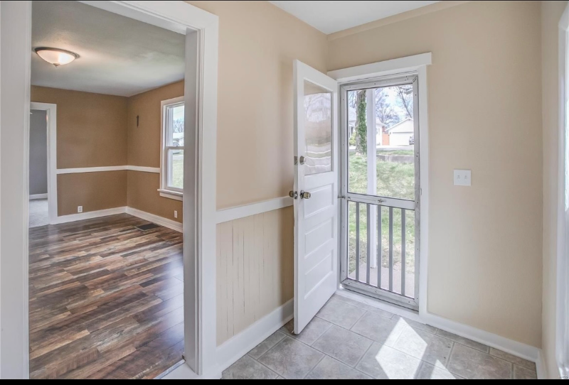 904 N Liberty St - Photo 2 of 7