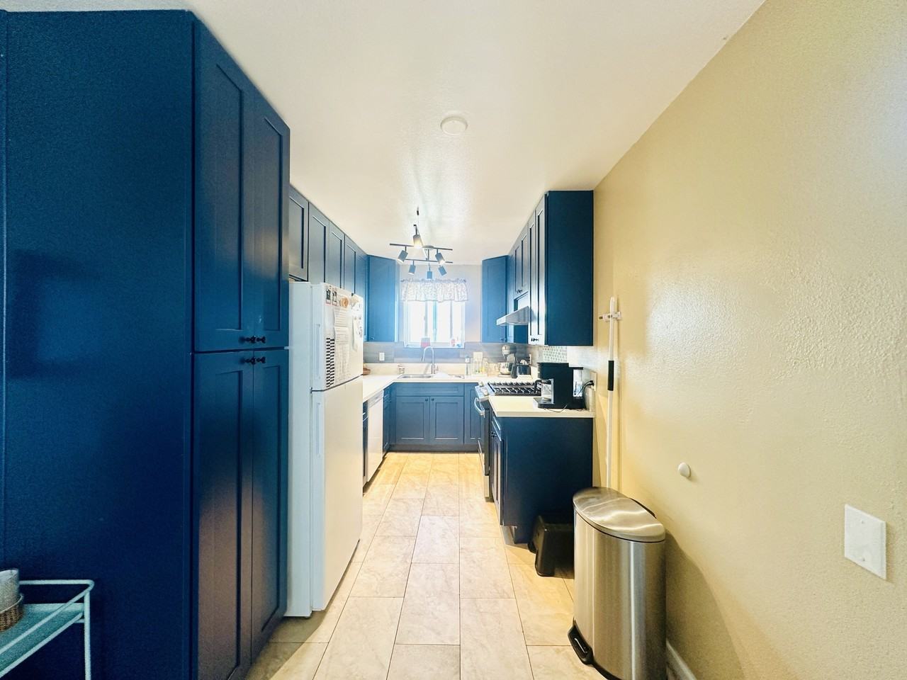 924 Georgia Street - Photo 4 of 12