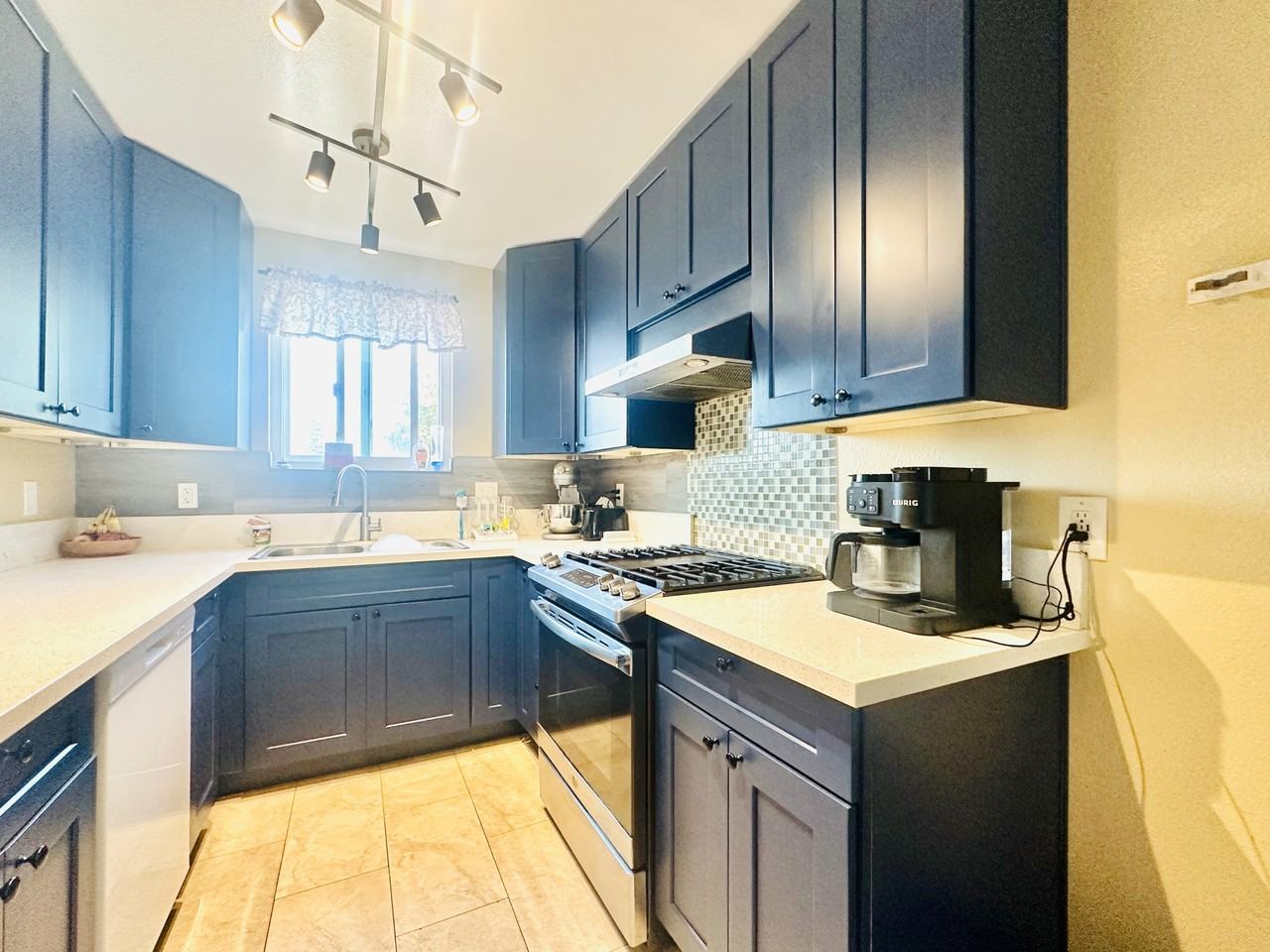 924 Georgia Street - Photo 5 of 12