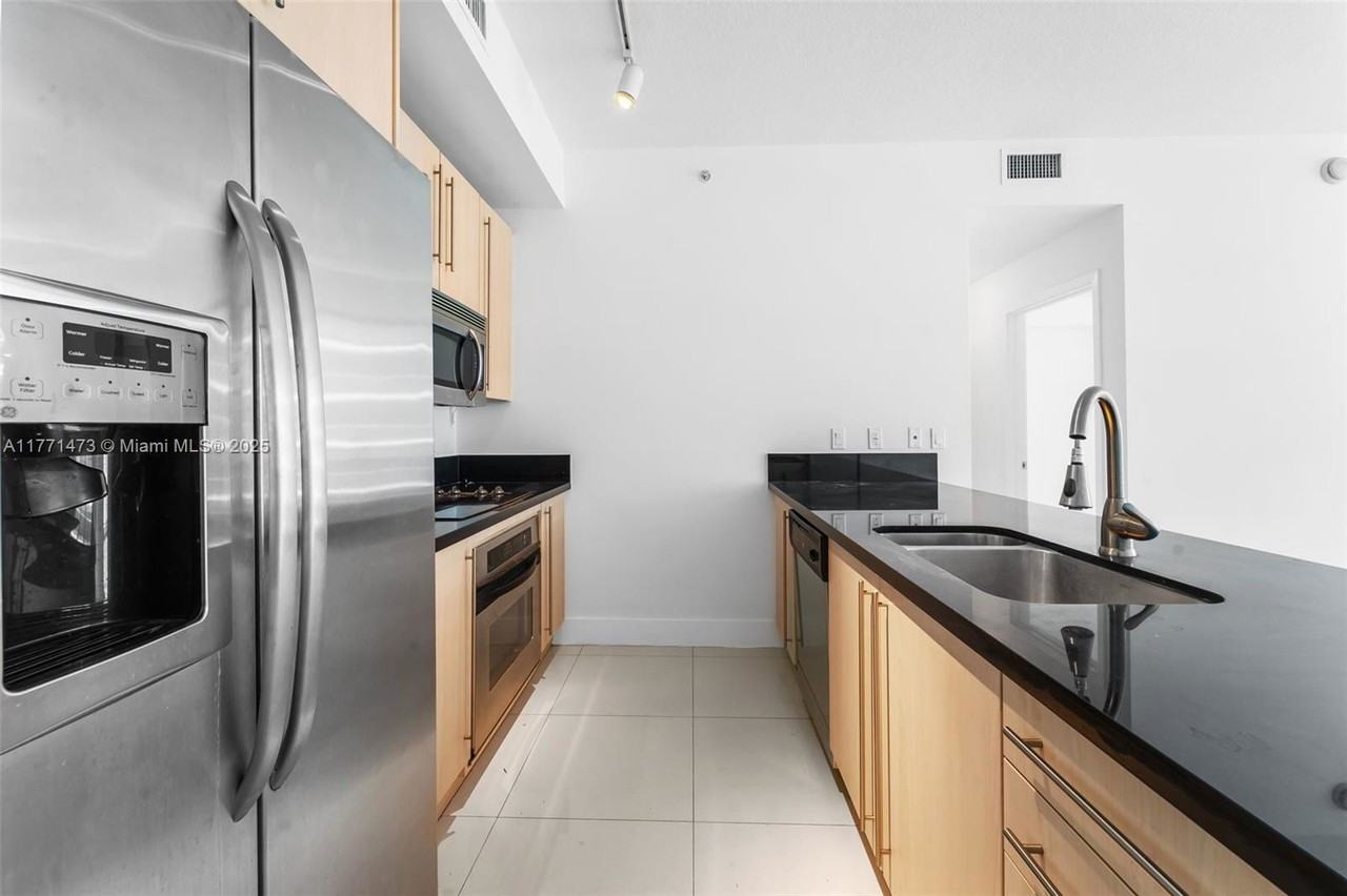 79 Sw 12th St #2108S - Photo 3 of 8