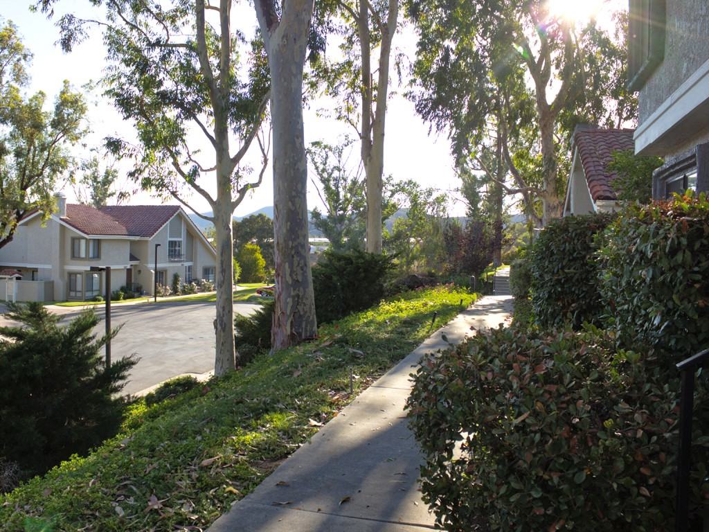 1066 Thistlegate Rd - Photo 3 of 31
