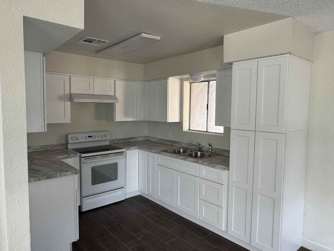 1038 E Kennedy Ln - Photo 3 of 8