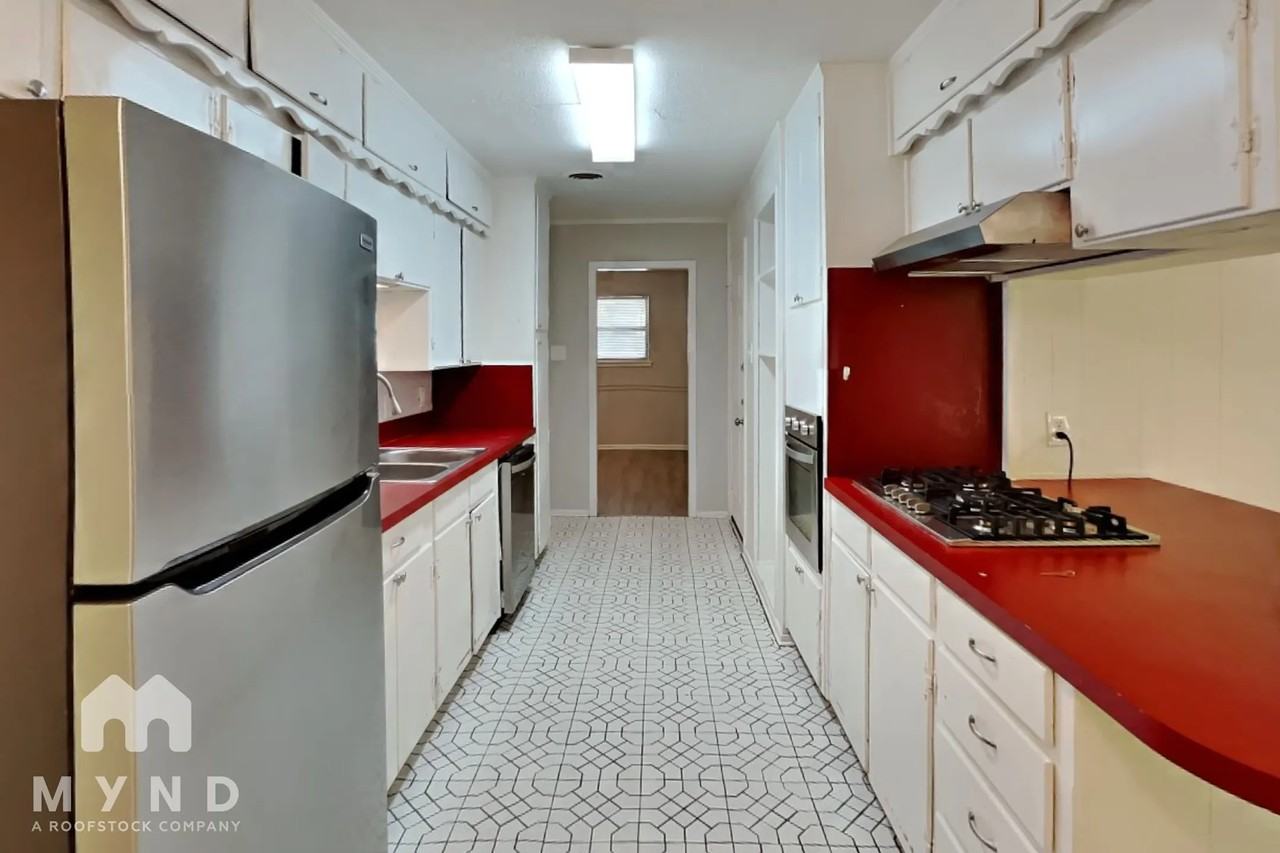 605 Thompson Dr - Photo 3 of 22