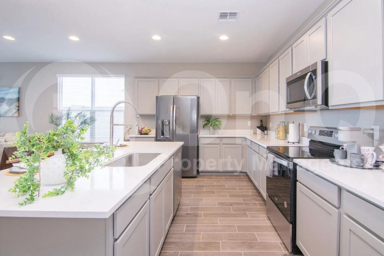 7819 S 44th Ln - Photo 2 of 42