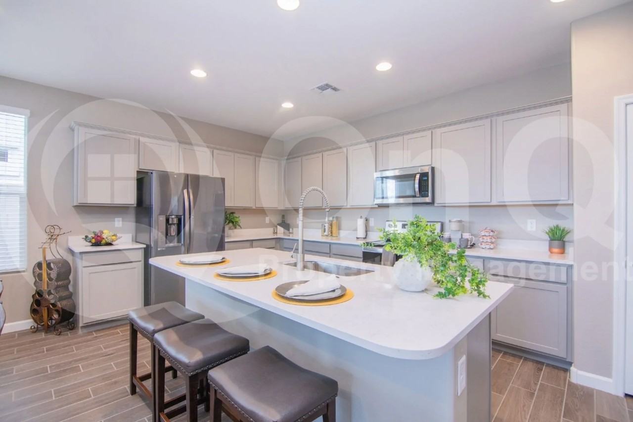 7819 S 44th Ln - Photo 3 of 42