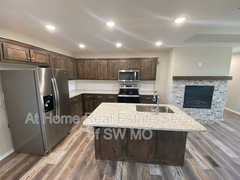 632 S Southgate - Photo 2 of 13