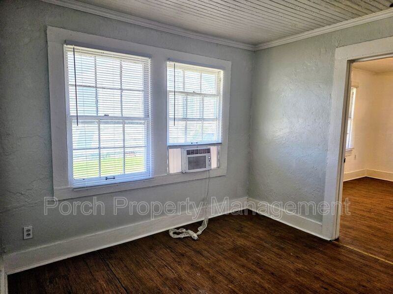 219 W Belmont St - Photo 3 of 15