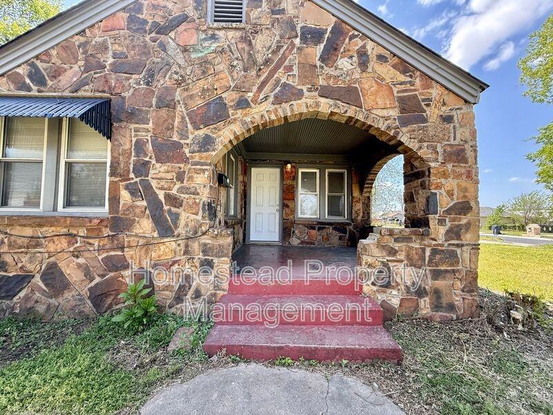 800 Sw 28th St - Photo 2 of 10