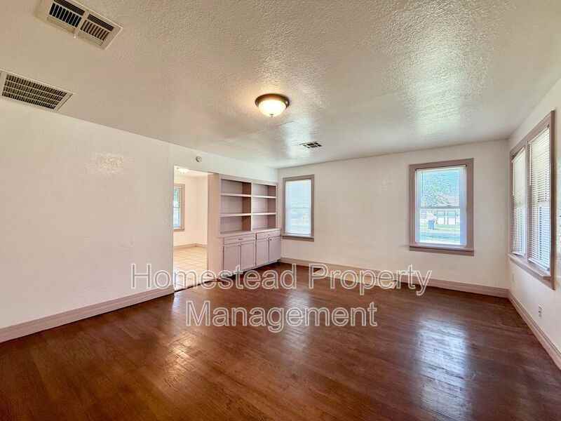 800 Sw 28th St - Photo 3 of 10