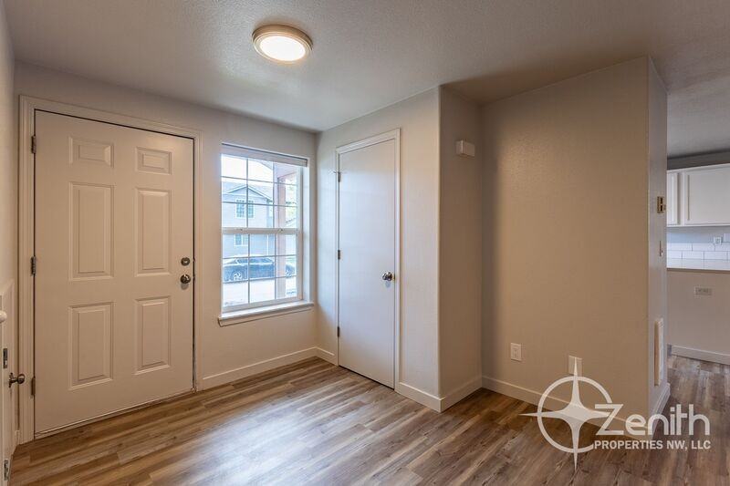 1116 W 30th St - Photo 6 of 33