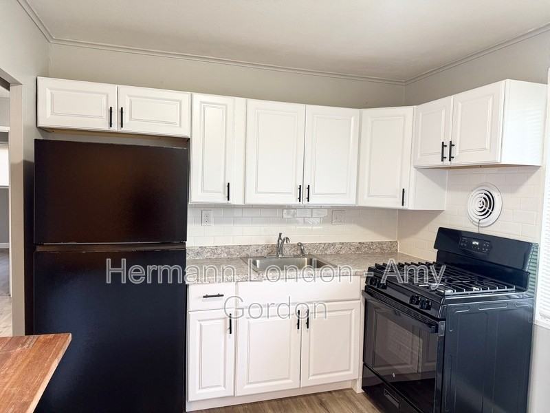 2247 Lovett Dr - Photo 2 of 19