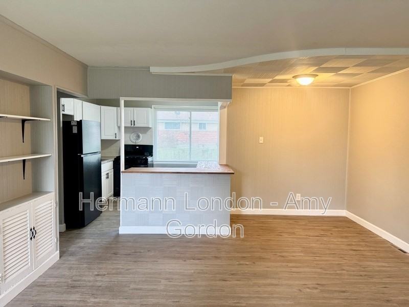 2247 Lovett Dr - Photo 4 of 19