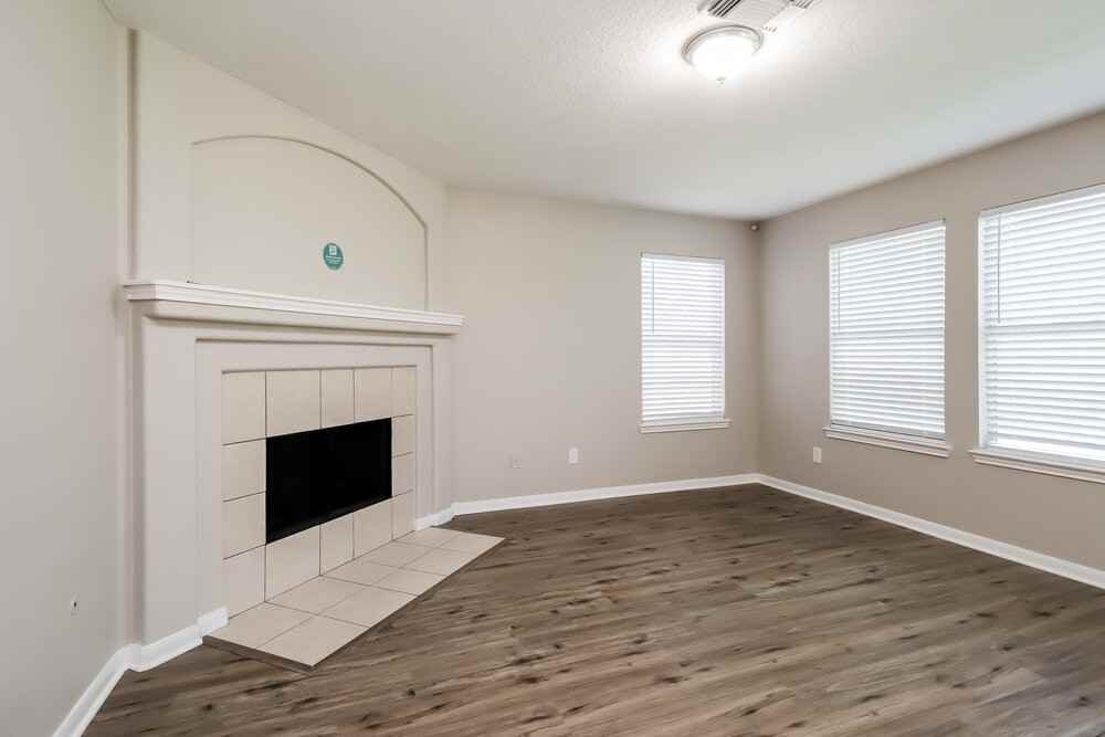 14635 Lothbury Dr - Photo 4 of 17