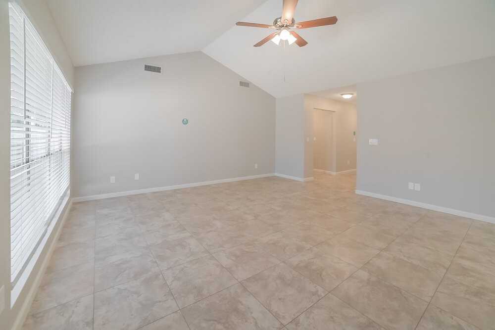 10119 W Windsor Blvd - Photo 5 of 16