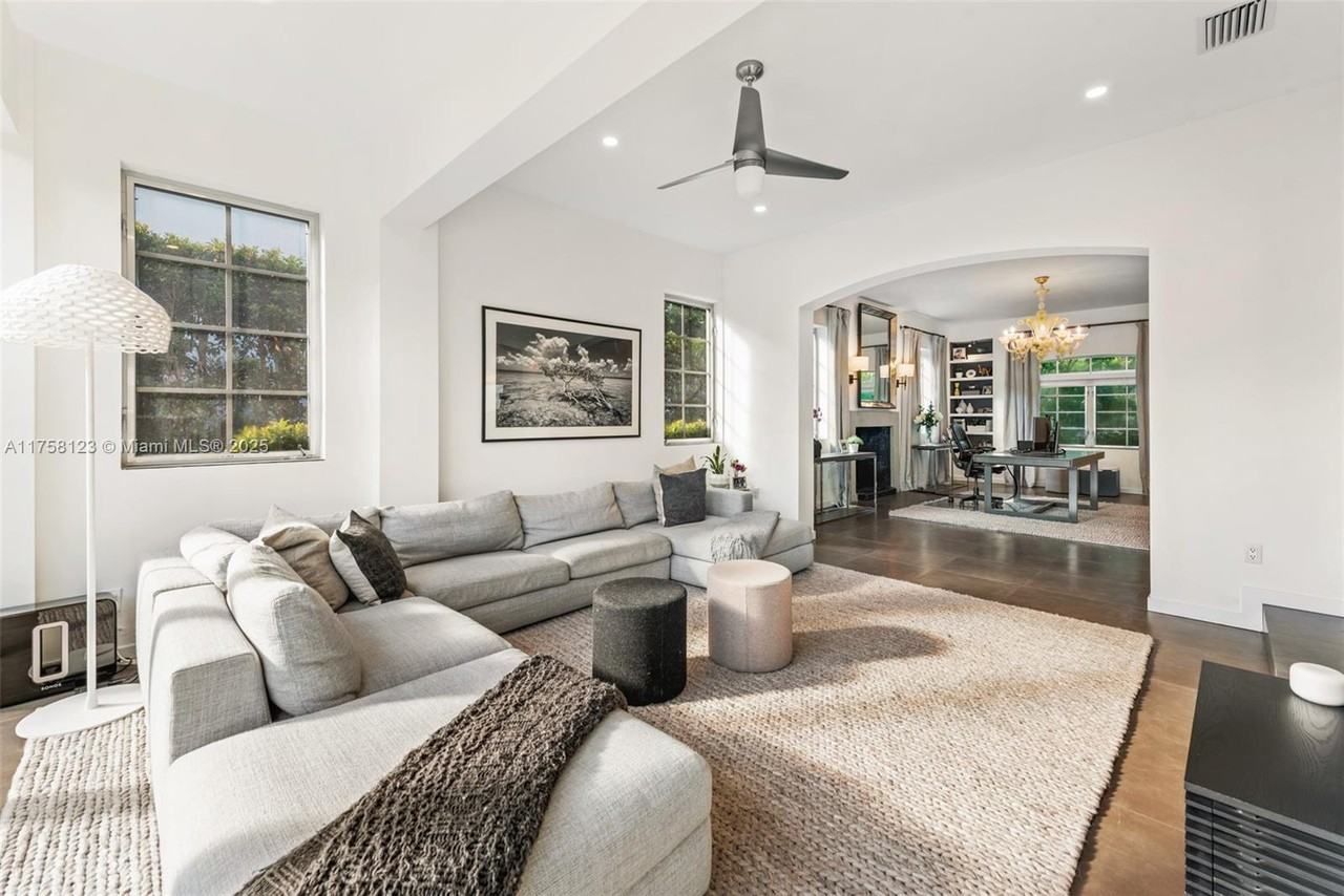 5926 Northeast 6th Avenue - Photo 3 of 21