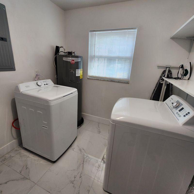 2210 Nw 18th St - Photo 3 of 9