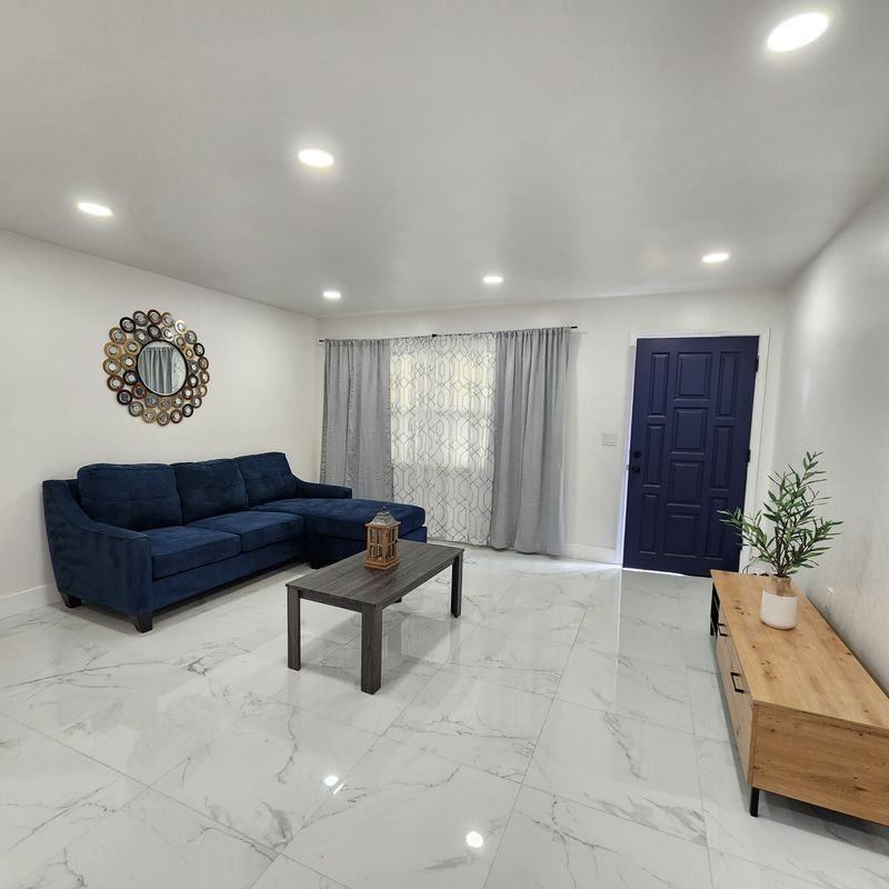 2210 Nw 18th St - Photo 4 of 9