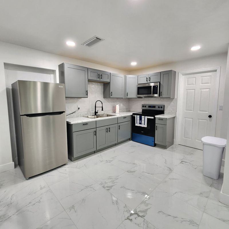 2210 Nw 18th St - Photo 5 of 9