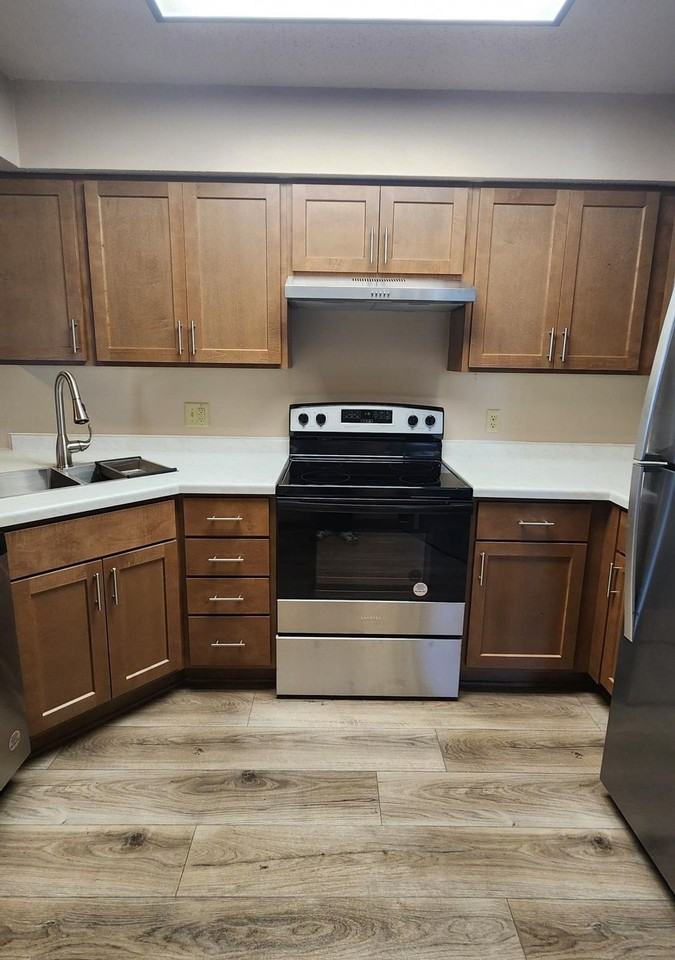 Large 2 bedroom 1 bath, fully renovated Apartment, with Huge Balcony and detached Garages with opener! - Photo 2 of 14