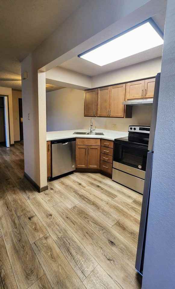 Large 2 bedroom 1 bath, fully renovated Apartment, with Huge Balcony and detached Garages with opener! - Photo 3 of 14