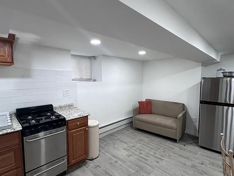 2212 Story Ave - Photo 3 of 8