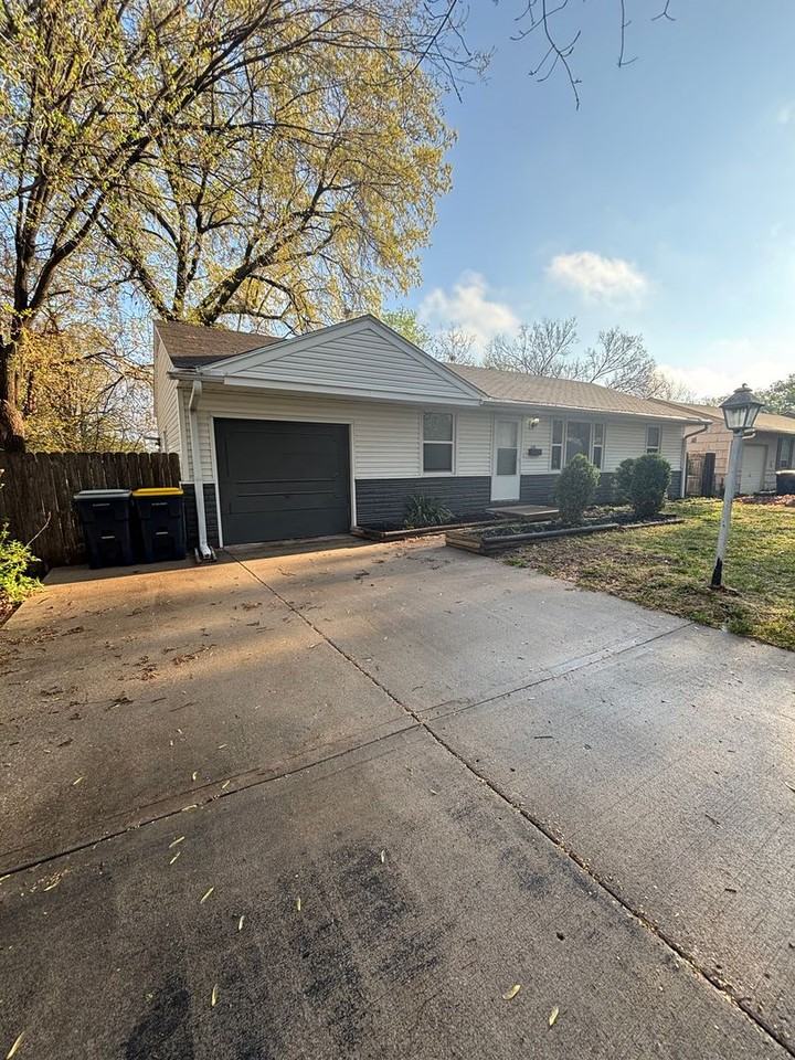 5906 E 99th Ter - Photo 3 of 9