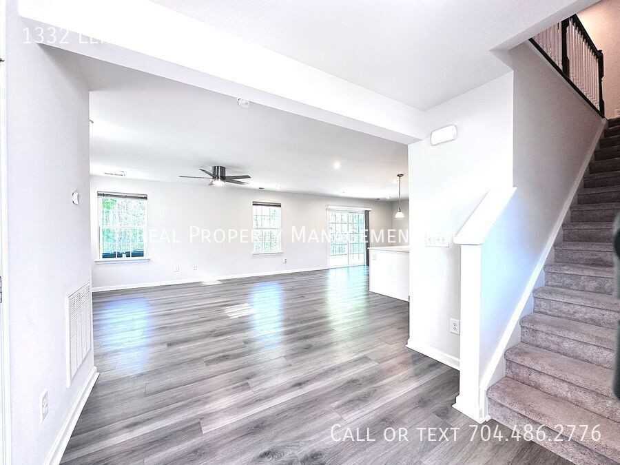 1332 Lena St - Photo 2 of 24