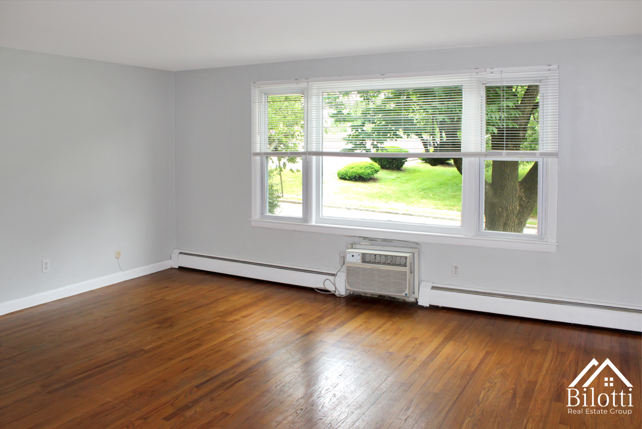 115 Bourne Ave - Photo 3 of 49