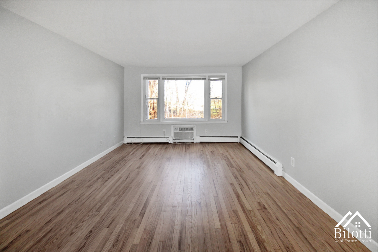 115 Bourne Ave - Photo 3 of 14