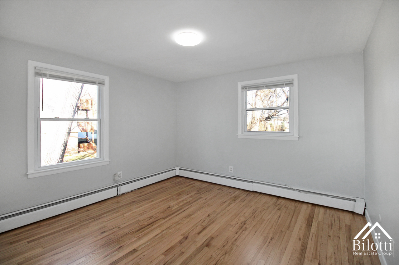 115 Bourne Ave - Photo 5 of 14