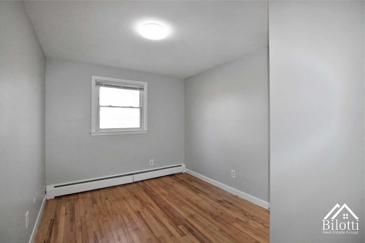 115 Bourne Ave - Photo 7 of 14