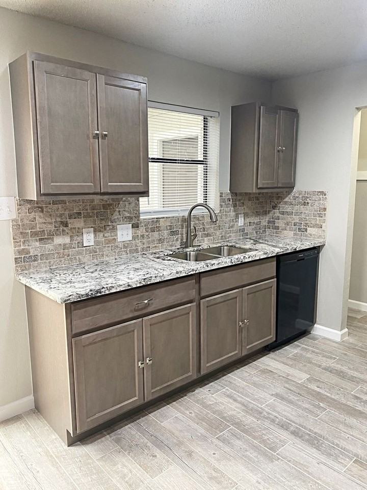 5921 Bedford Dr Apt A - Photo 3 of 13