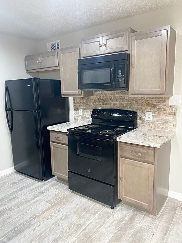 5921 Bedford Dr Apt A - Photo 4 of 13