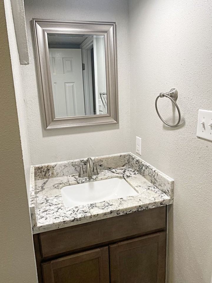 5921 Bedford Dr Apt A - Photo 6 of 13