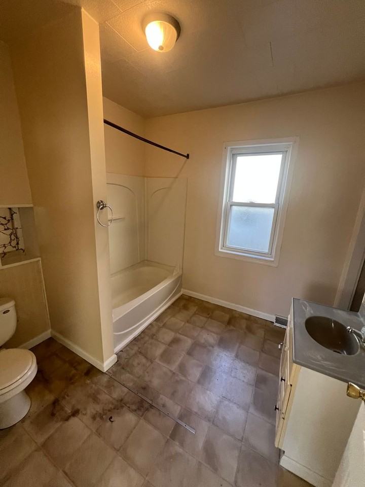 326 Ash St - Photo 3 of 8