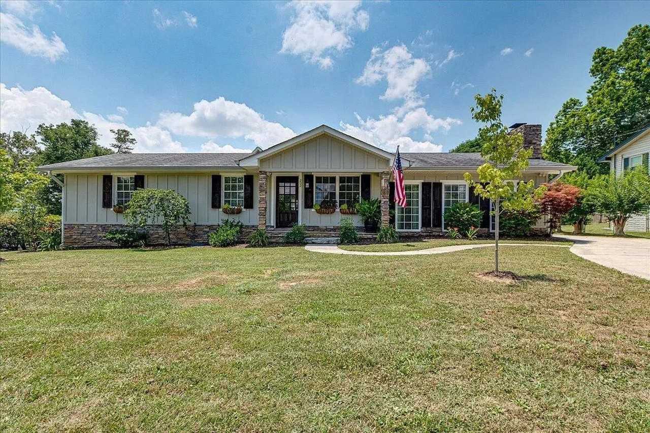 202 Dockery Ln Se - Photo 2 of 13