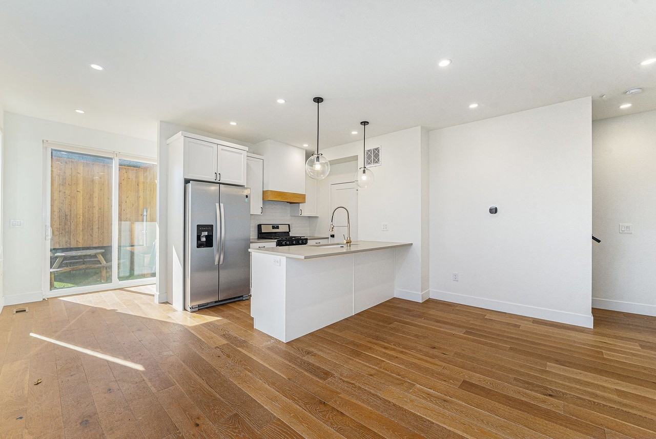 1331 Newton St - Photo 2 of 12