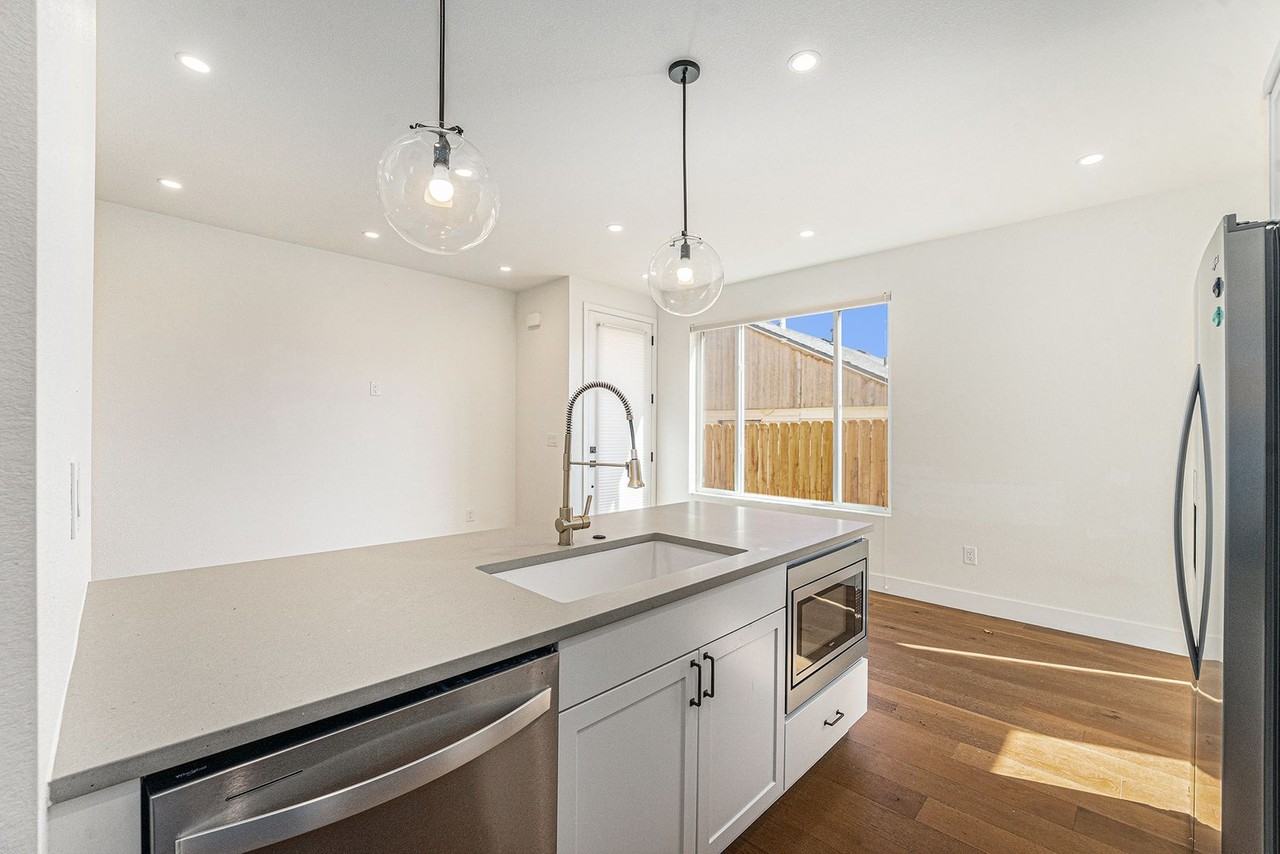 1331 Newton St - Photo 3 of 12