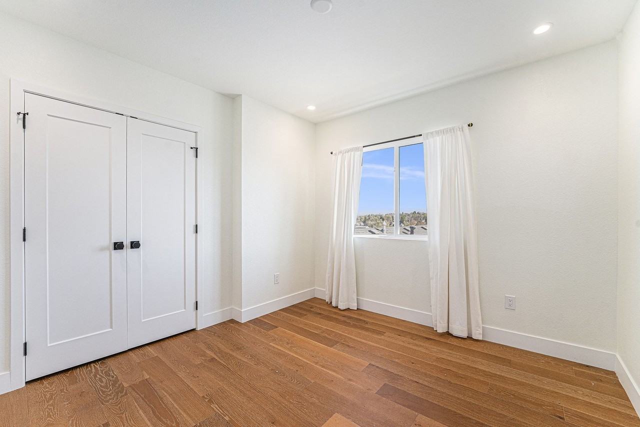 1331 Newton St - Photo 5 of 12