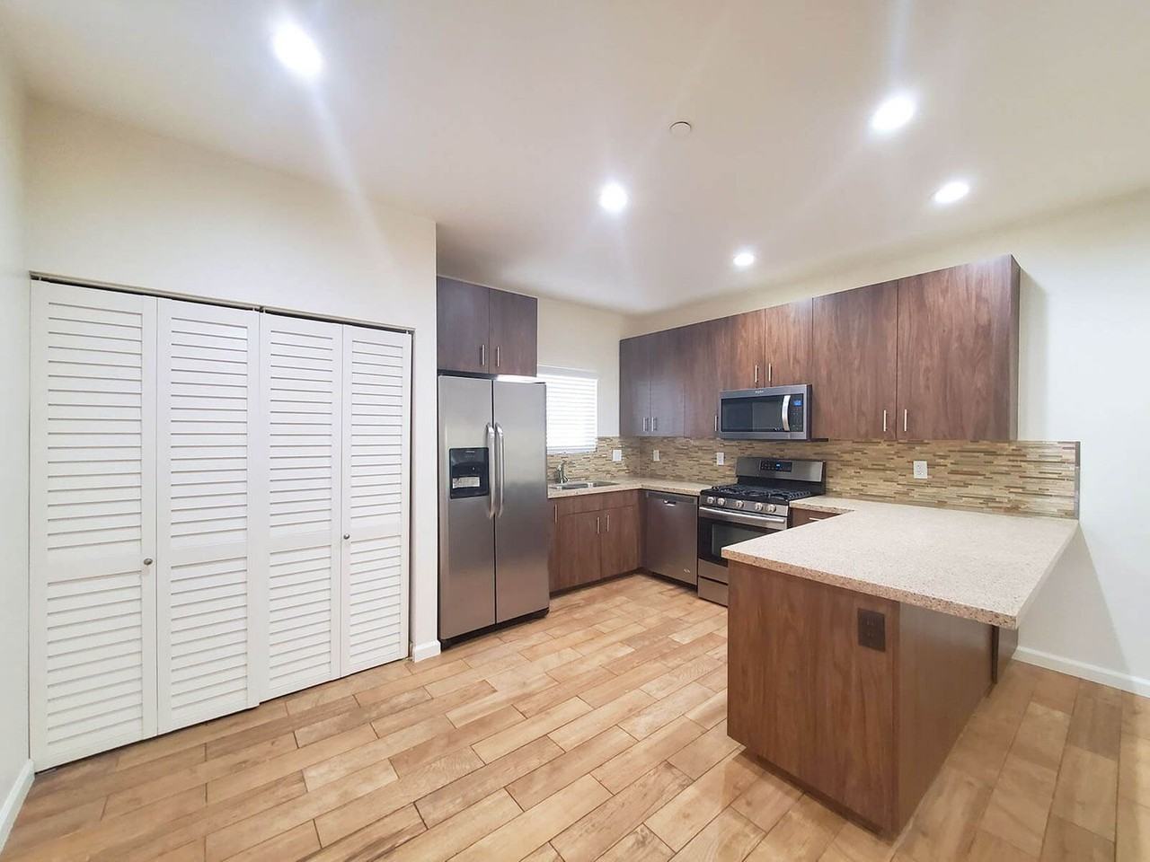 Laurel Street Apts - Photo 3 of 26