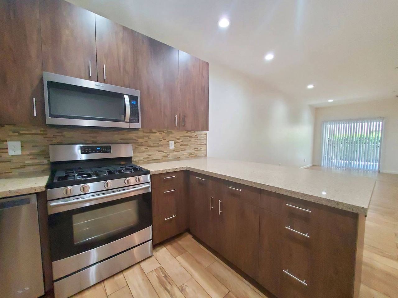 Laurel Street Apts - Photo 4 of 26