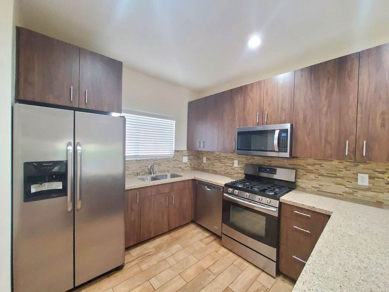 Laurel Street Apts - Photo 5 of 26