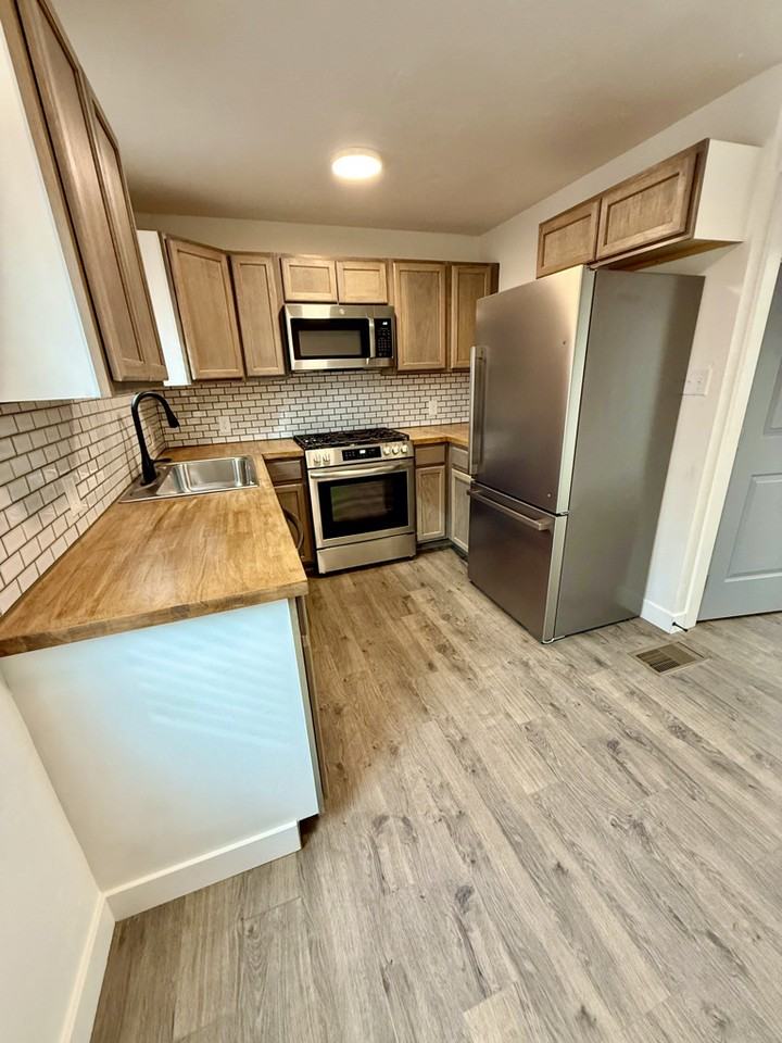 325 N 10th St #A - Photo 3 of 18