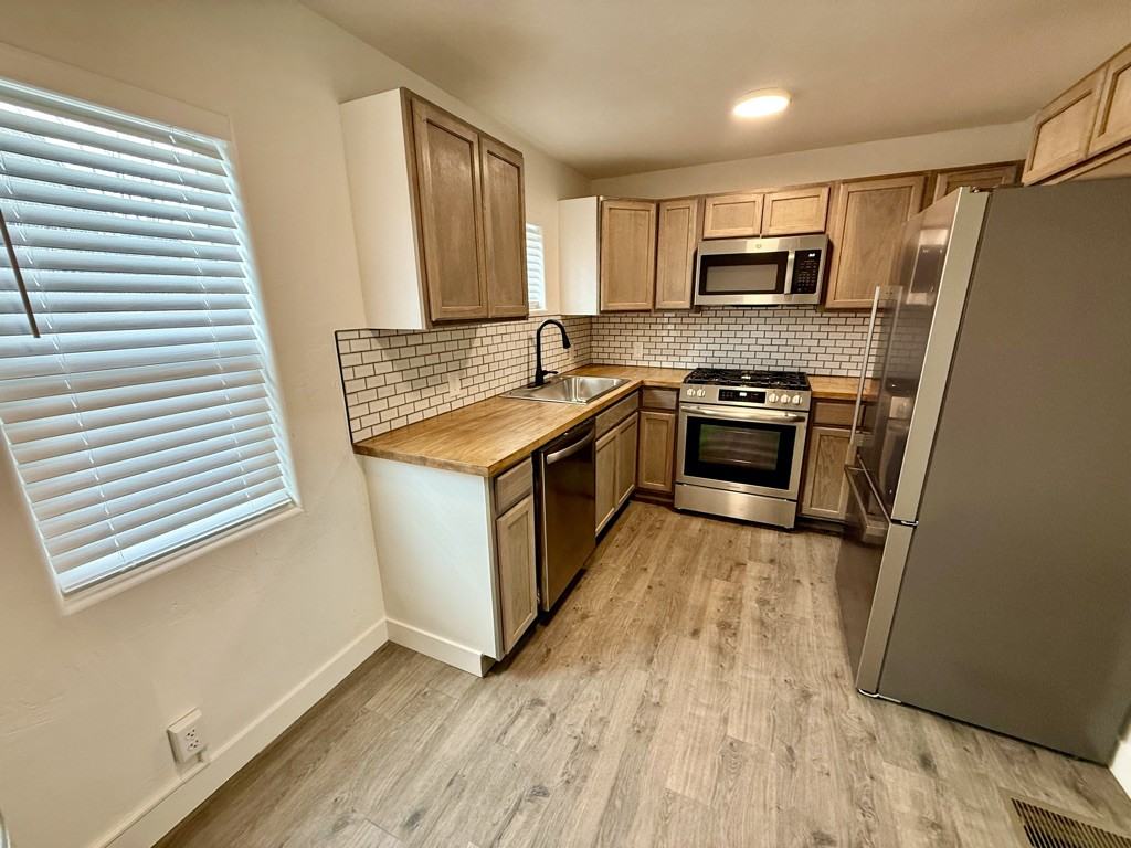 325 N 10th St #A - Photo 4 of 17