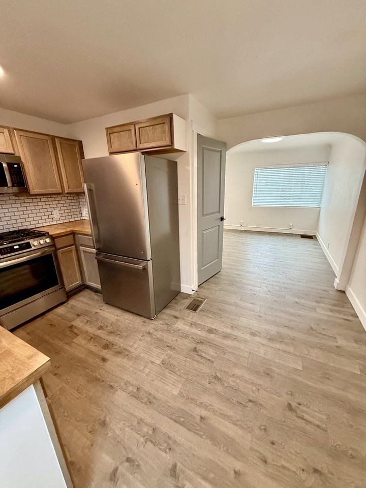 325 N 10th St #A - Photo 5 of 17